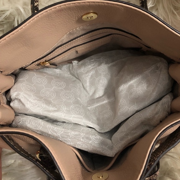 Michael Kors
PYTHON HAMILTON EAST WEST in Blush - Picture 5 of 6